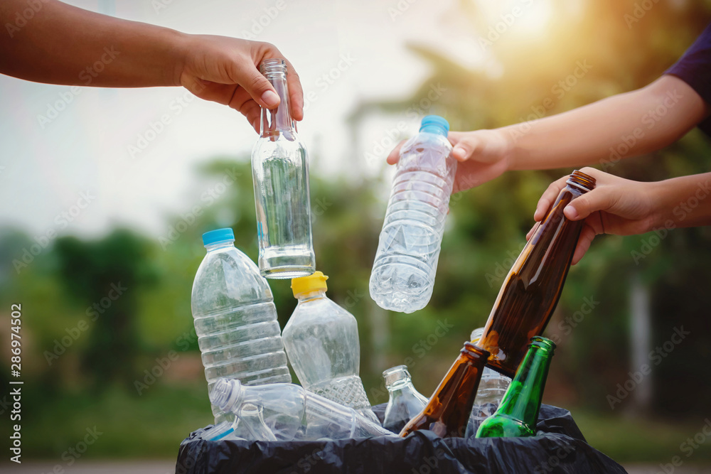 Reciclaje de botellas para reducir tóxicos