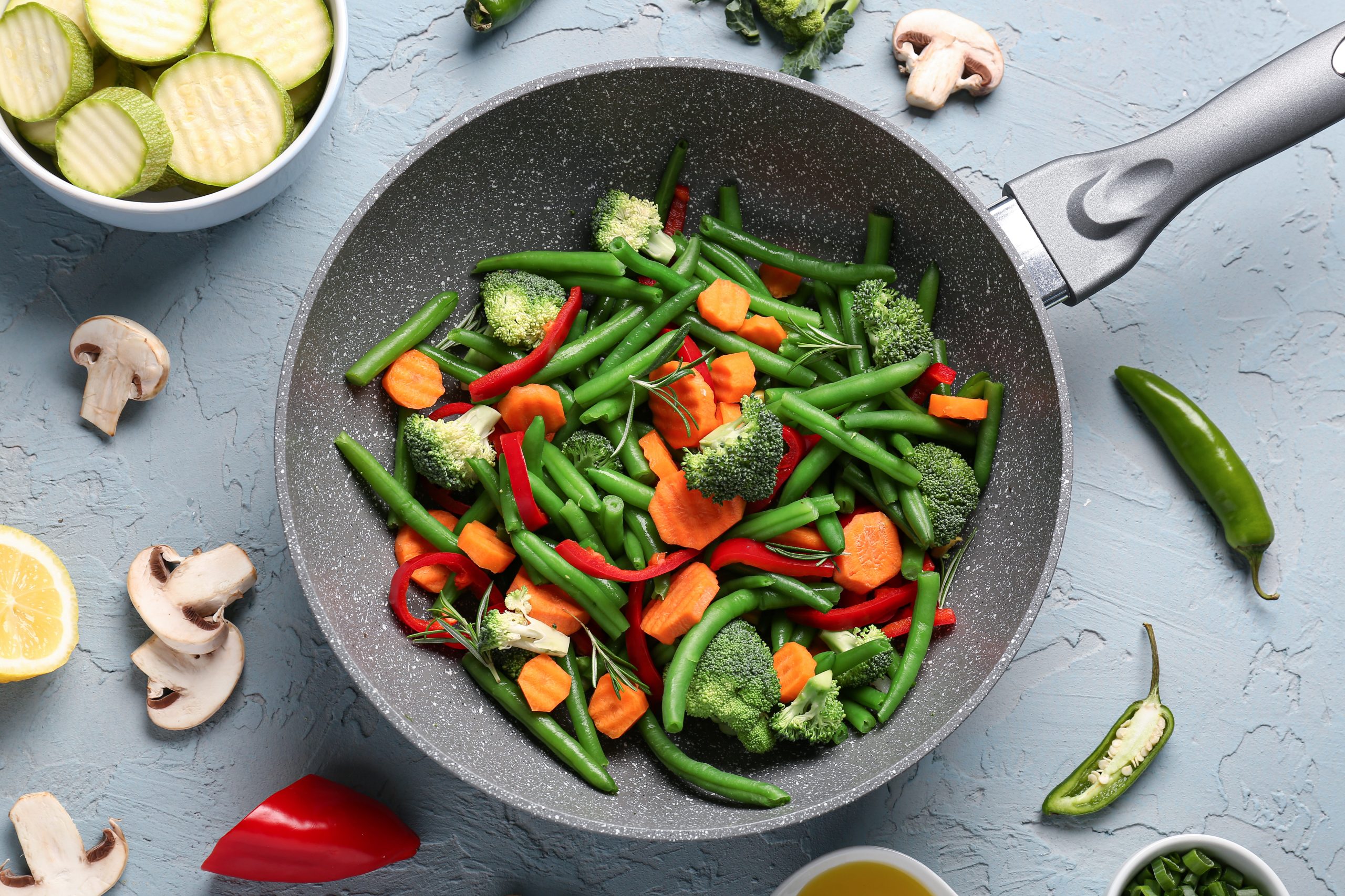 Sartén con vegetales frescos. Alimentación sostenible