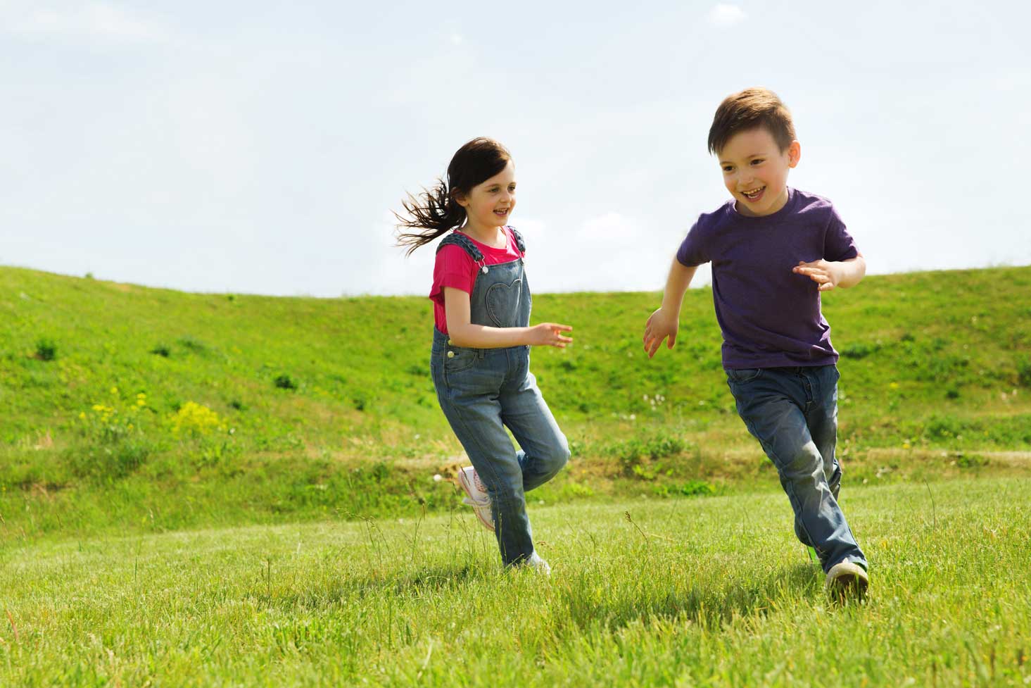 niños jugando en la naturaleza