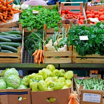 Mercado de verduras de cultivo sostenible